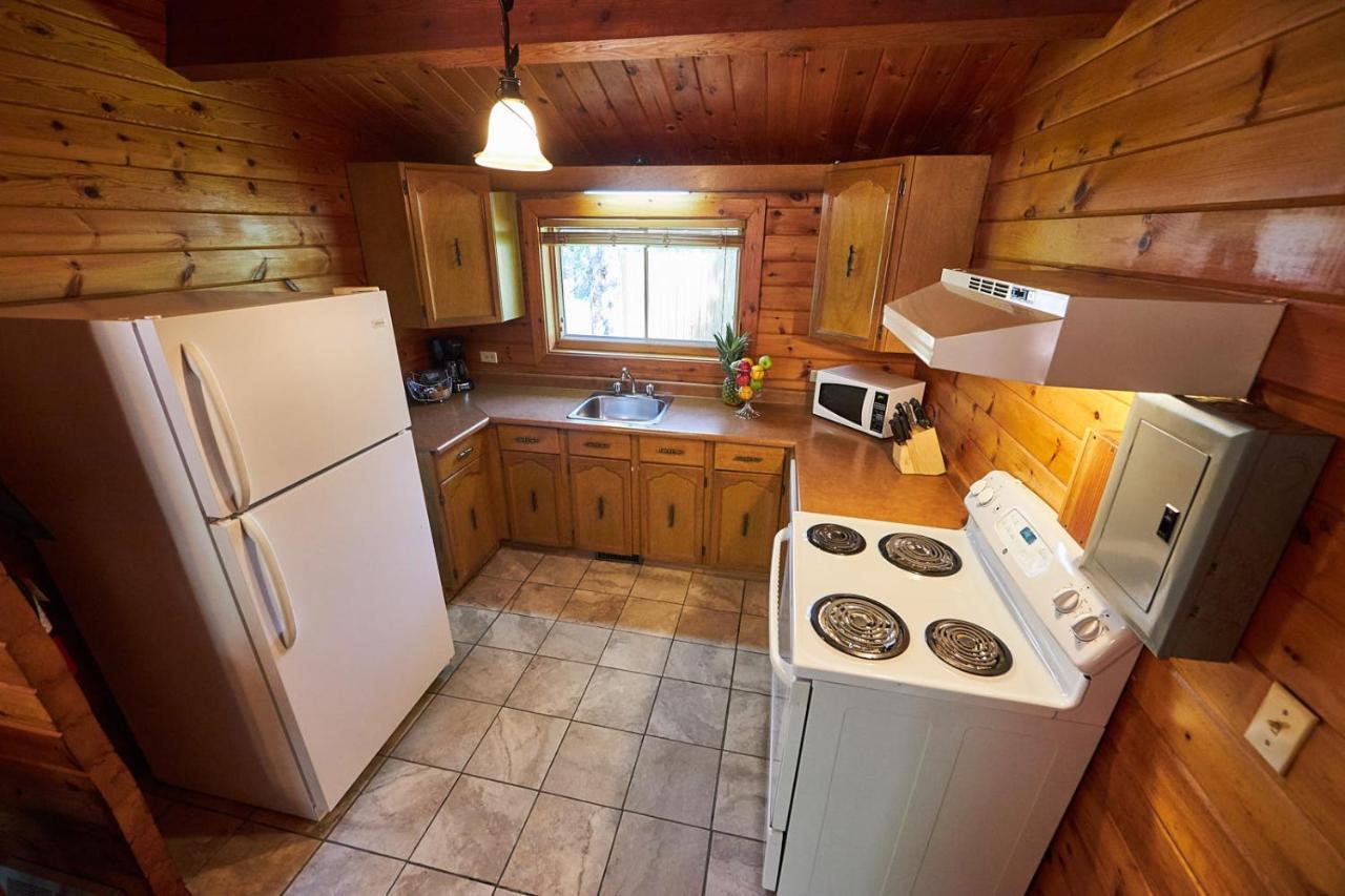 Castle Mountain Chalets Экстерьер фото