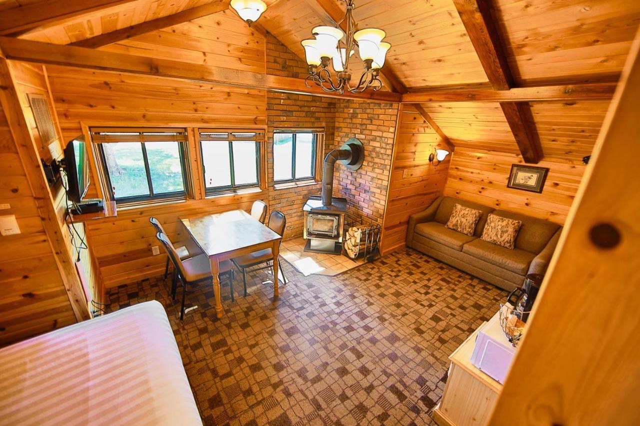 Castle Mountain Chalets Экстерьер фото