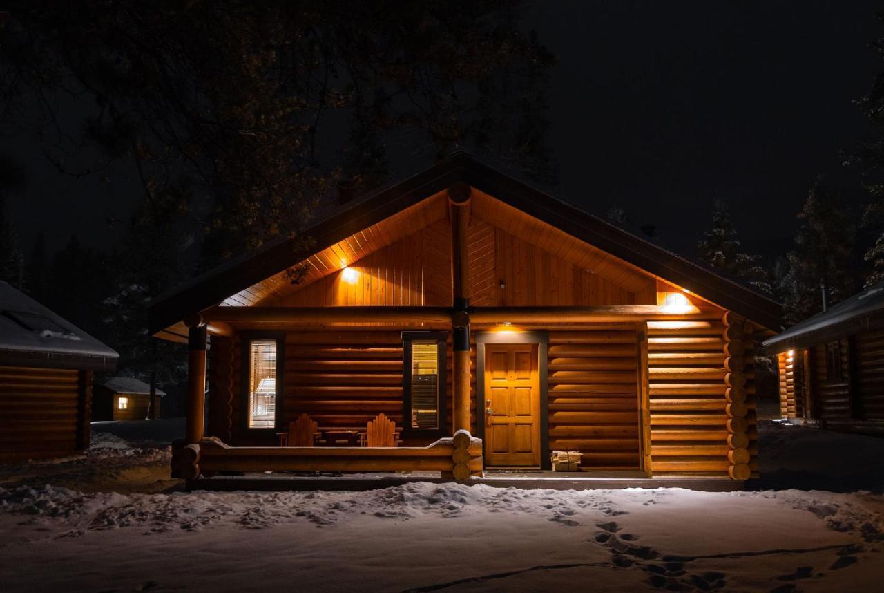 Castle Mountain Chalets Экстерьер фото