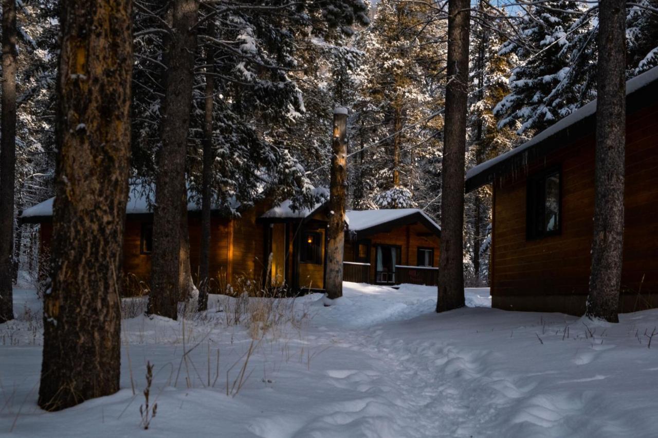 Castle Mountain Chalets Экстерьер фото