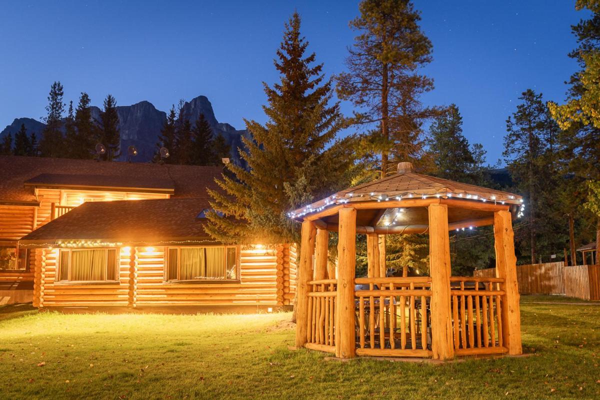 Castle Mountain Chalets Экстерьер фото