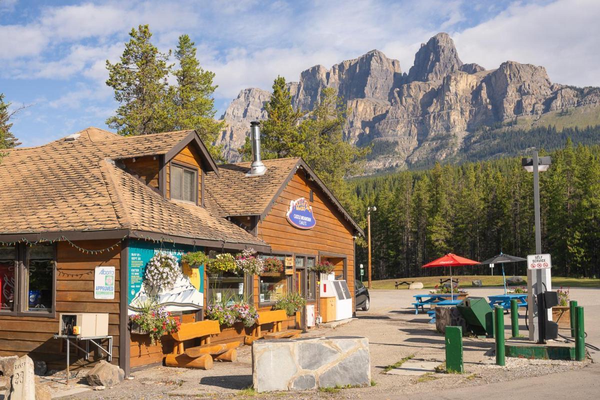 Castle Mountain Chalets Экстерьер фото