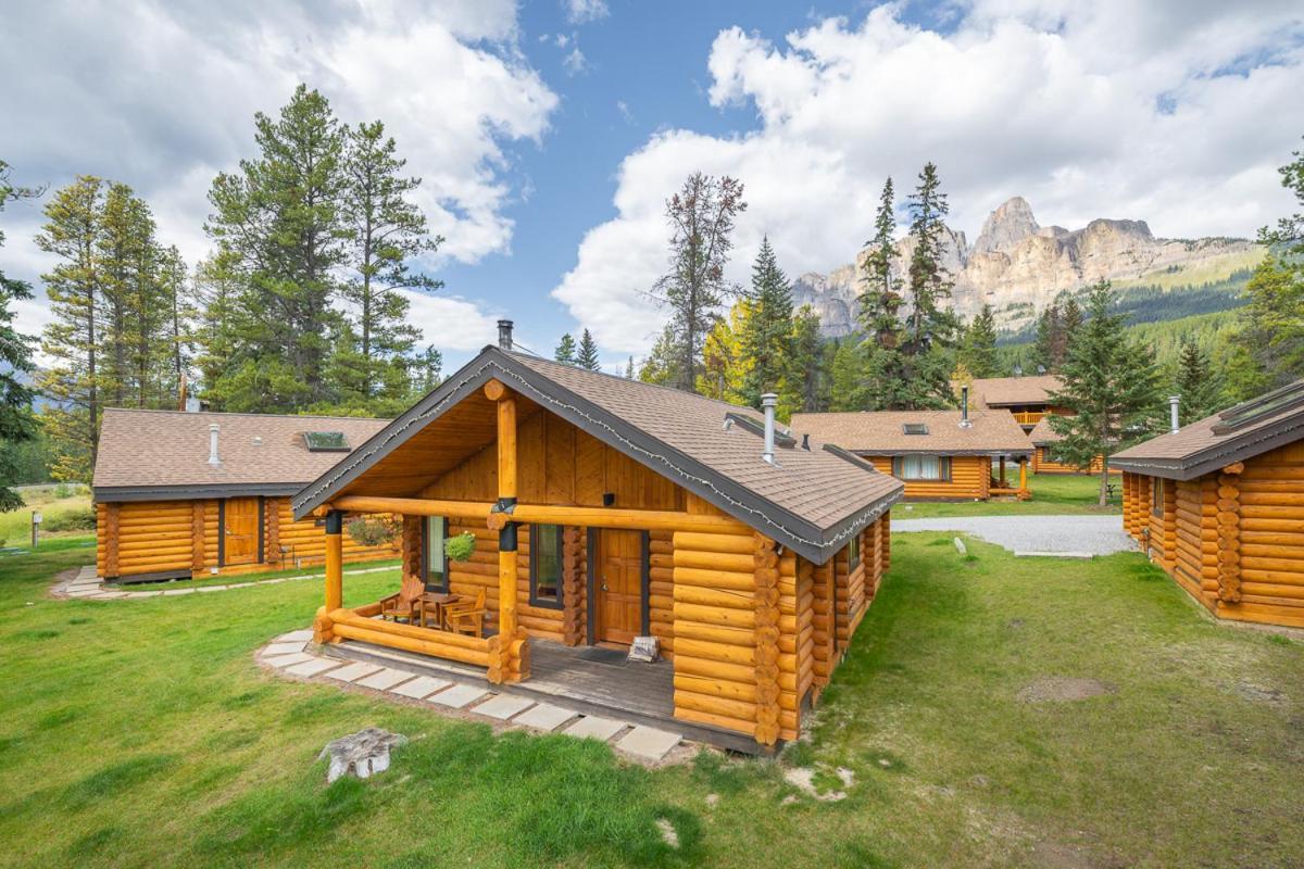 Castle Mountain Chalets Экстерьер фото
