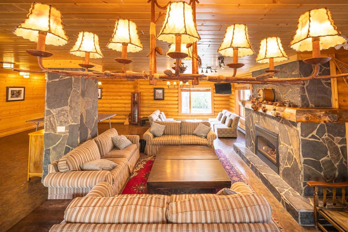 Castle Mountain Chalets Экстерьер фото