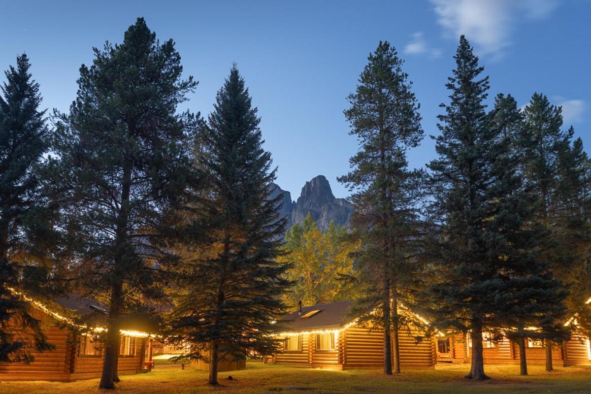 Castle Mountain Chalets Экстерьер фото