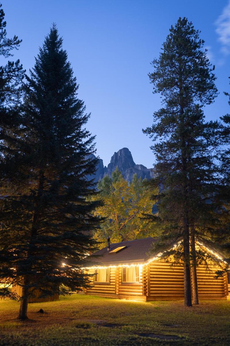 Castle Mountain Chalets Экстерьер фото