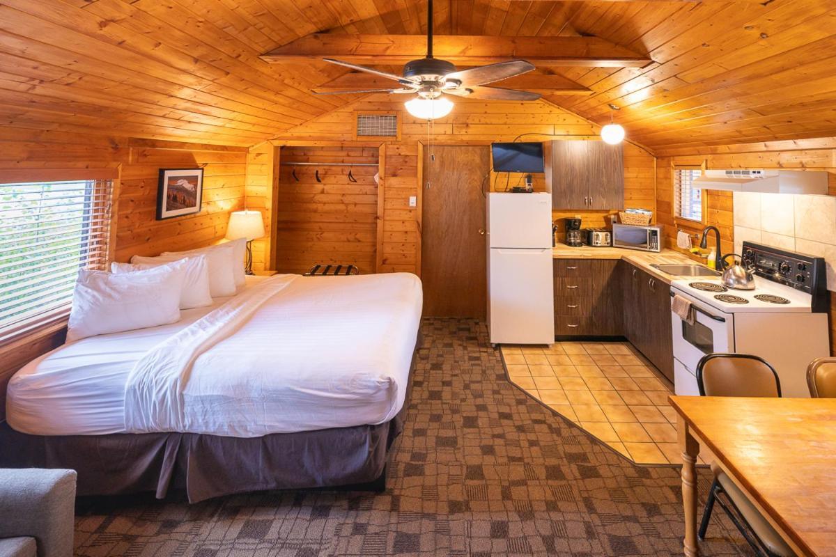 Castle Mountain Chalets Экстерьер фото