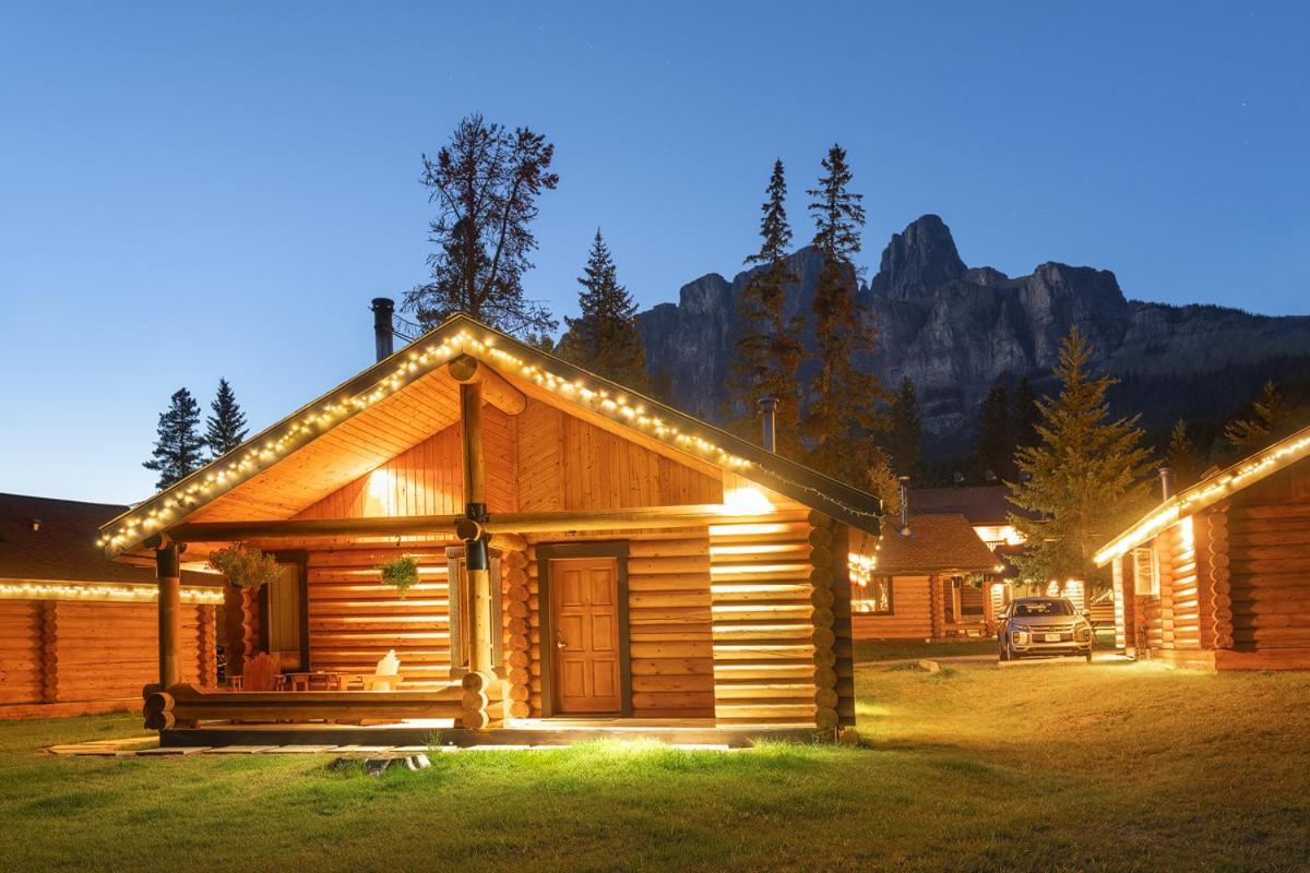 Castle Mountain Chalets Экстерьер фото