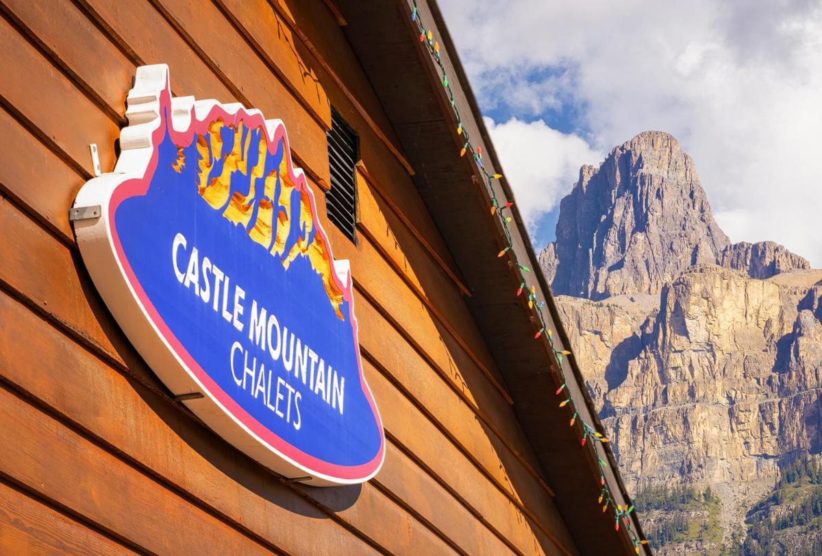 Castle Mountain Chalets Экстерьер фото