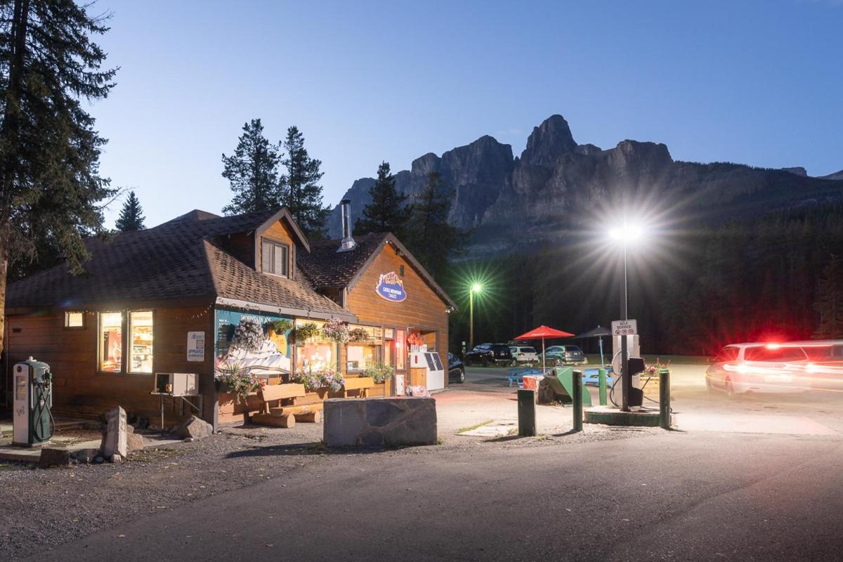 Castle Mountain Chalets Экстерьер фото