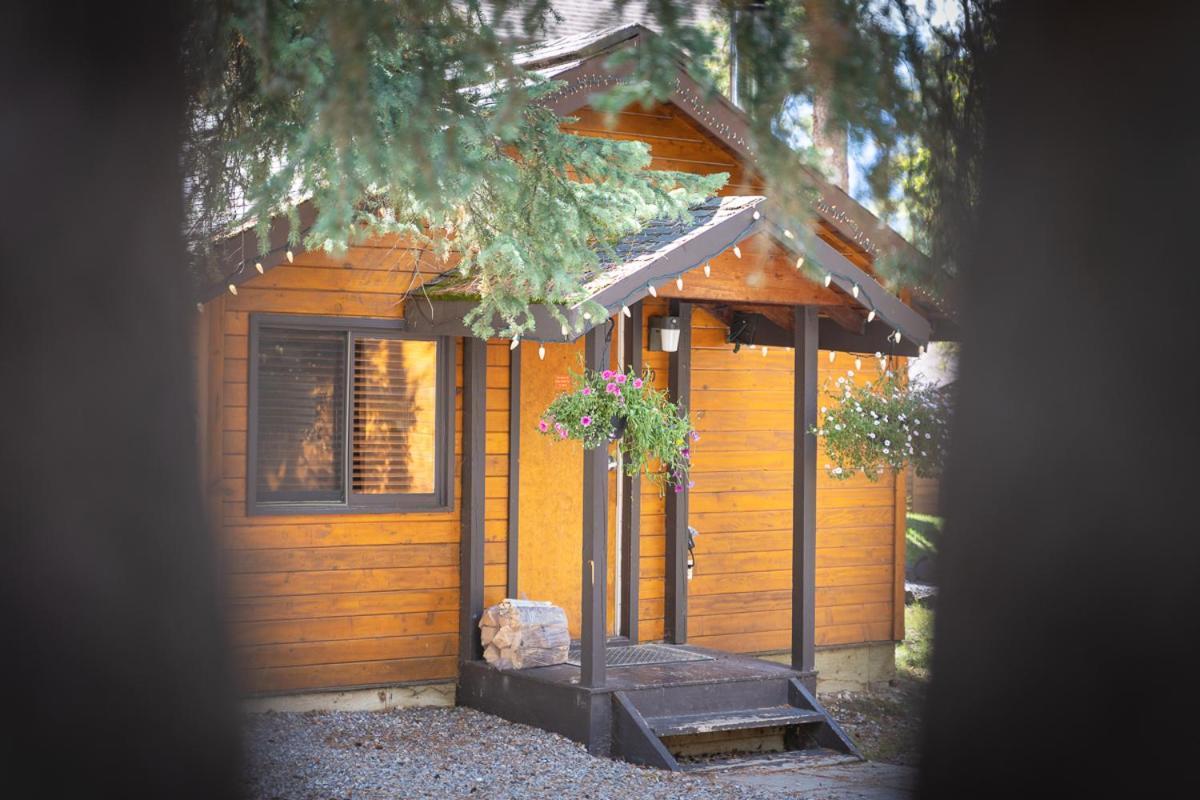 Castle Mountain Chalets Экстерьер фото